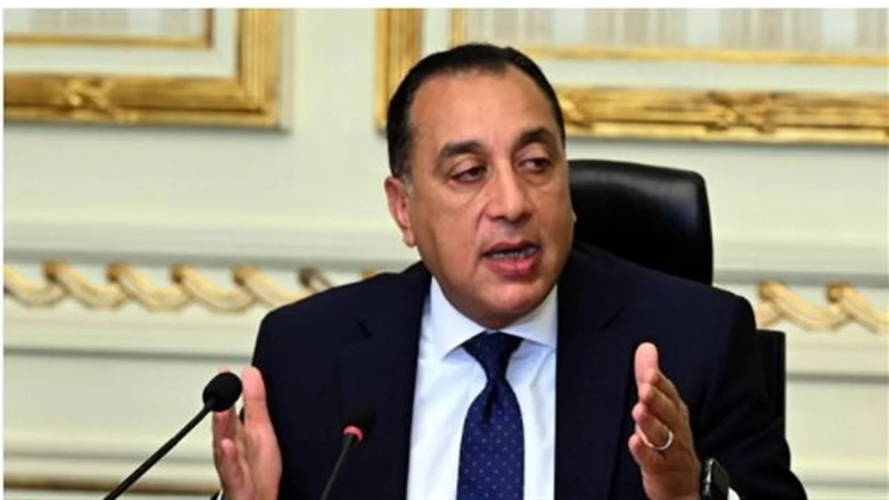 تغيير التوقيت.. أبعاد قرار غلق المحلات التجارية لترشيد فاتورة الوقود في مصر